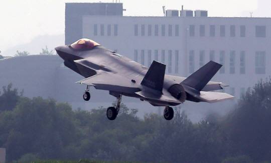 공군의 F-35A 5세대 스텔스 전투기가 이륙하는 모습. 사진 제공=공군