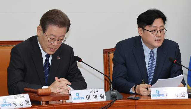 홍익표(오른쪽) 더불어민주당 원내대표가 4일 국회에서 최고위원회의를 하고 있다. 연합뉴스