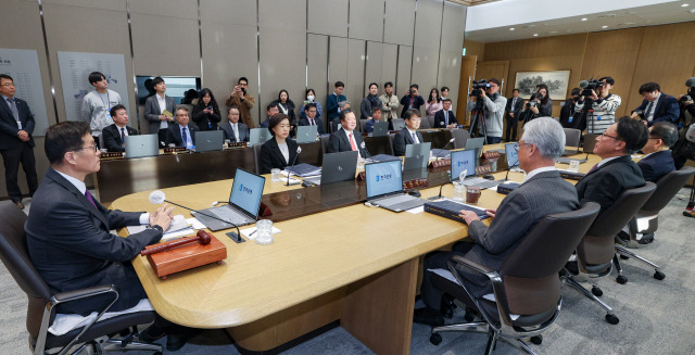 이창용 한국은행 총재가 30일 서울 중구 한국은행에서 열린 금융통화위원회 통화정책방향 결정회의를 주재하고 있다. 2023.11.30 사진공동취재단