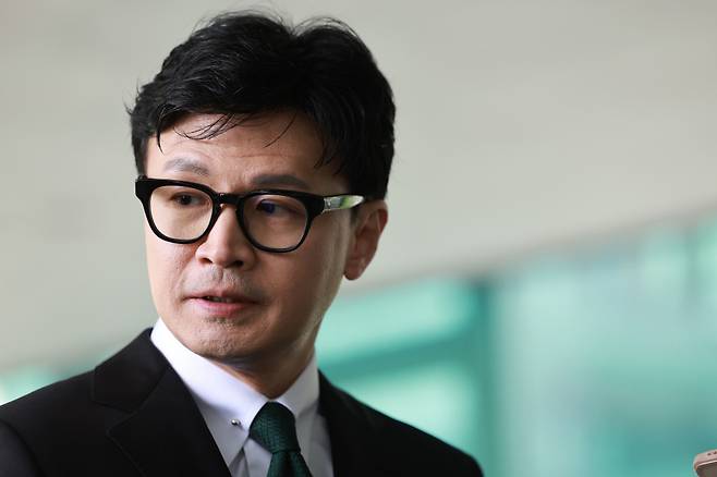 한동훈 법무부 장관이 지난달 25일 정부서울청사 별관에서 열린 60회 법의 날 기념식에 참석하며 취재진의 질문에 답하고 있다. ⓒ연합뉴스