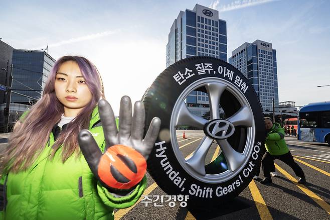 그린피스 활동가들이 지난 11월 29일 오전 현대자동차그룹 양재 본사 앞에 지름 2.5m 크기의 거대한 타이어를 설치하고, 자동차 제조사들에 강력한 기후 대응 리더십을 촉구하는 퍼포먼스를 펼쳤다. 그린피스 제공