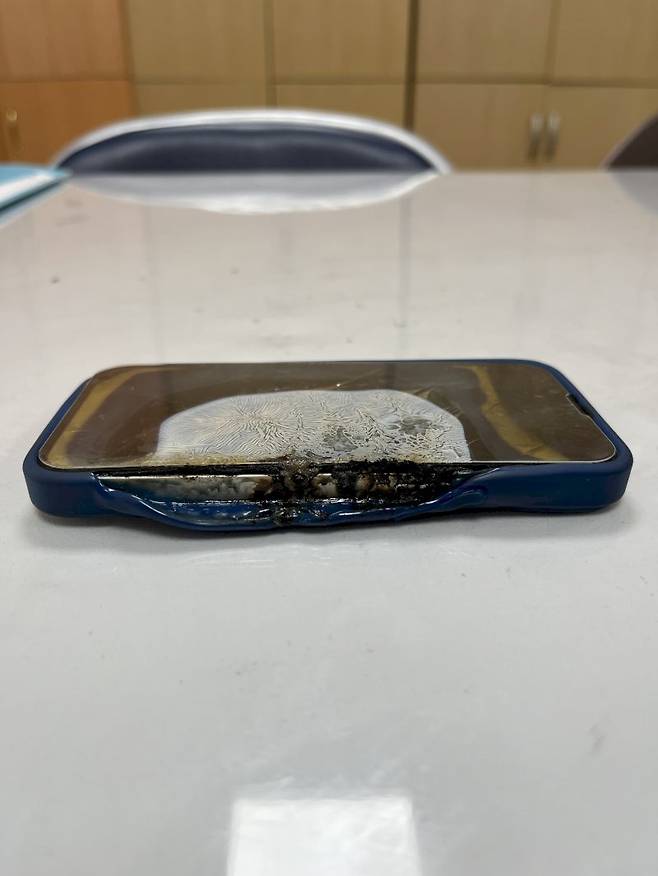 배터리가 터진 아이폰13 미니 [독자 제공. 재판매 및 DB 금지]