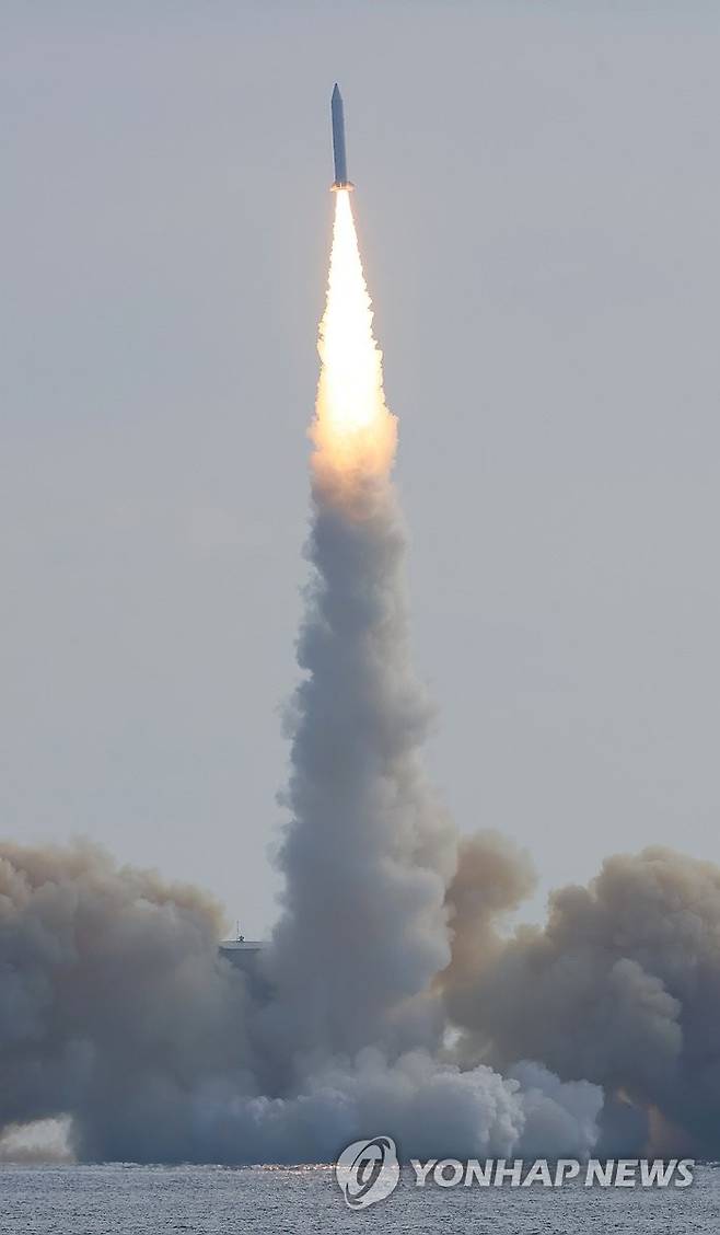 제주 해상서 고체연료 우주발사체 3차 시험발사 (서귀포=연합뉴스) 박지호 기자 = 4일 오후 제주 서귀포시 예래동 앞바다에서 군 주도로 고체연료 우주발사체 3차 시험발사가 진행되고 있다. 2023.12.4 jihopark@yna.co.kr