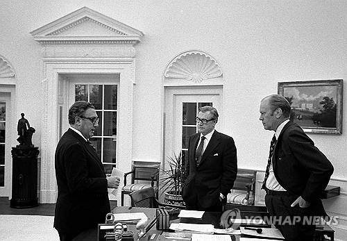 제럴드 포드 대통령과 대화 중인 헨리 키신저(EPA/GERALD R. FORD LIBRARY)