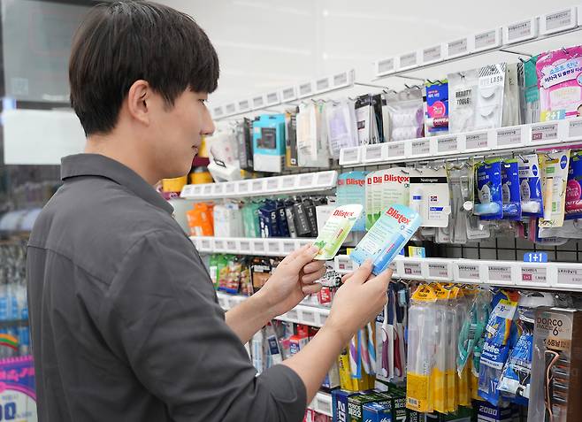 한 남성 소비자가 편의점에서 립 케어 제품을 고르고 있다. /사진제공=세븐일레븐
