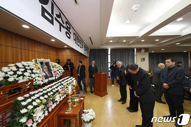 5일 오전 서울 종로구 서울대병원 장례식장에서 대한민국영화인장으로 엄수된 고(故) 김수용 감독의 영결식에서 정지영 감독을 비롯한 추모객들이 헌화 뒤 묵념을 하고 있다. '저 하늘에도 슬픔이' '만추' 등을 연출하며 1960년대 한국영화를 대표하는 김 감독은 지난 3일 94세의 일기로 영면에 들었다. 2023.12.5/뉴스1 ⓒ News1 구윤성 기자