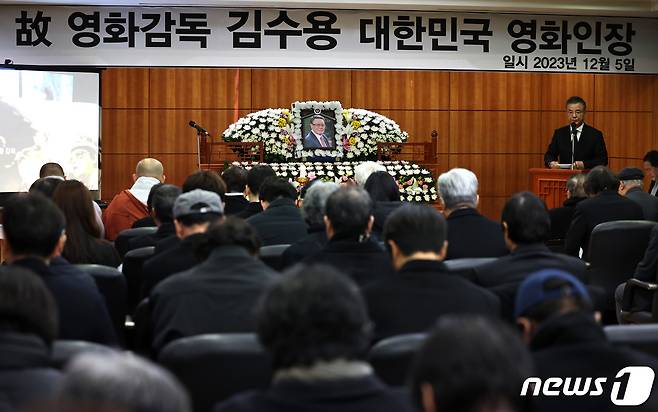 5일 오전 서울 종로구 서울대병원 장례식장에서 고(故) 김수용 감독의 영결식이 엄수되고 있다. '저 하늘에도 슬픔이' '만추' 등을 연출하며 1960년대 한국영화를 대표하는 김 감독은 지난 3일 94세의 일기로 영면에 들었다. 2023.12.5/뉴스1 ⓒ News1 구윤성 기자