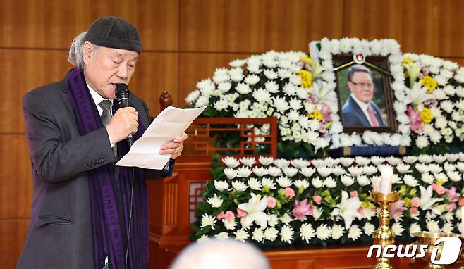 5일 오전 서울 종로구 서울대병원 장례식장에서 대한민국영화인장으로 엄수된 고(故) 김수용 감독의 영결식에서 이장호 감독이 추도사를 하고 있다. '저 하늘에도 슬픔이' '만추' 등을 연출하며 1960년대 한국영화를 대표하는 김 감독은 지난 3일 94세의 일기로 영면에 들었다. 2023.12.5/뉴스1 ⓒ News1 구윤성 기자