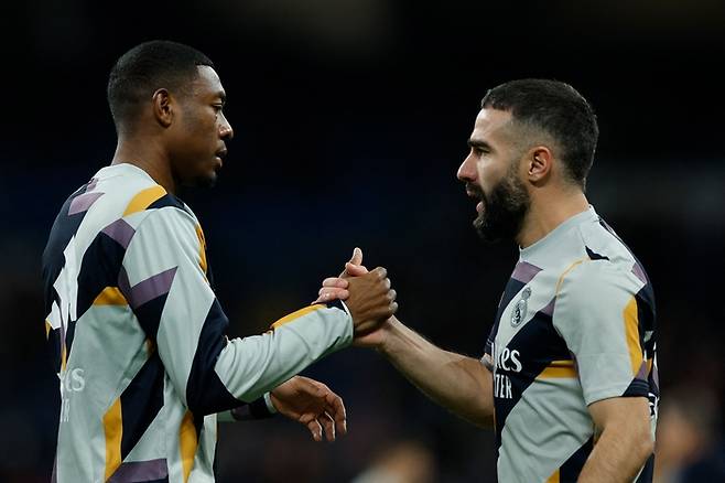 다니 카르바할(오른쪽)이 지난주 그라나다와의 경기에 앞서 중앙수비인 다비드 알라바와 손을 잡고 결의를 다지고 있다. AFP 연합뉴스