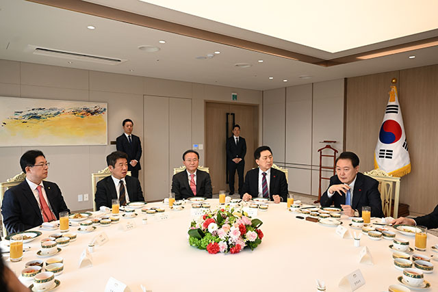 윤석열 대통령이 국민의힘 지도부와 5일 비공개 오찬 회동을 했다. 이날 오찬 회동에서는 내년도 예산안과 민생법안에 대한 논의와 함께 소통 체계를 강화하기로 했다. /국민의힘 제공