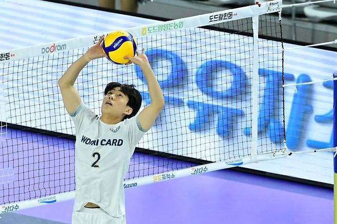 지난달 30일 인천 계양체육관에서 열린 프로배구 V리그 남자부 우리카드와 대한항공의 경기에서 우리카드 한태준이 공을 올리고 있다./뉴시스