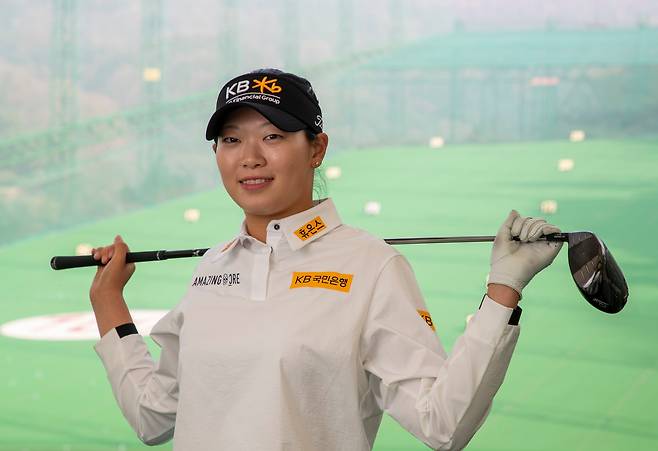 KLPGA 투어 2023시즌을 모두 마친 지난달 경기도 한 연습장에서 방신실이 드라이버를 들고 포즈를 취하고 있다./김지호 기자