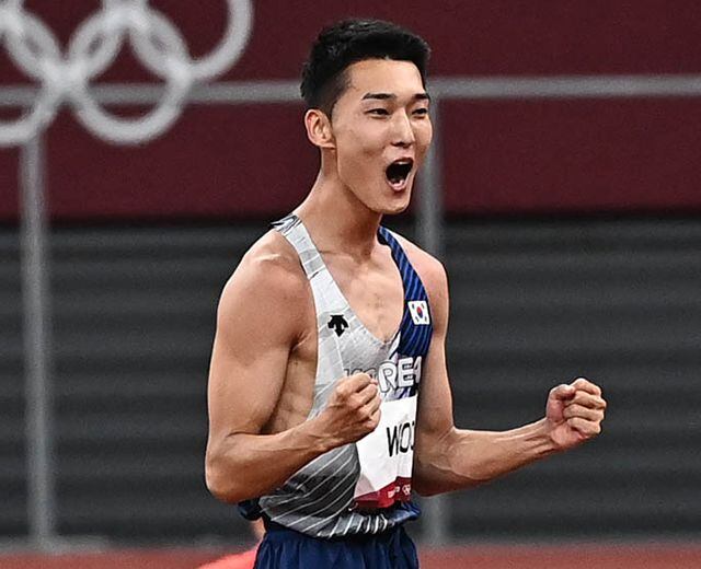 지난 1일 도쿄올림픽 남자 높이뛰기 결선에서 2m30을 넘고 환호하고 있는 우상혁. /올림픽사진공동취재단