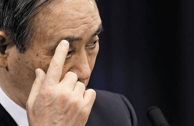 스가 요시히데 일본 총리가 7일 도쿄 관저에서 열린 기자회견에서 수도권 지역 긴급 사태 재선포 방침을 발표하면서 굳은 표정을 짓고 있다. /AFP 연합뉴스