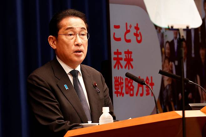 기시다 후미오 일본 총리가 13일 총리실에서 저출산 대책 관련 기자회견을 하고 있다./로이터연합뉴스