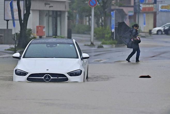 <YONHAP PHOTO-1555> A view of a flooded road following heavy rain in Akita, northeastern Japan July 16, 2023, in this photo taken by Kyodo. Mandatory credit Kyodo/via REUTERS ATTENTION EDITORS - THIS IMAGE WAS PROVIDED BY A THIRD PARTY. MANDATORY CREDIT. JAPAN OUT. NO COMMERCIAL OR EDITORIAL SALES IN JAPAN/2023-07-16 13:49:41/ <저작권자 ⓒ 1980-2023 ㈜연합뉴스. 무단 전재 재배포 금지.>