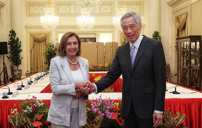 아시아 순방 중인 낸시 펠로시(왼쪽) 미국 하원의장이 1일 첫 방문지인 싱가포르에 도착해 리셴룽 총리와 회담에 앞서 악수를 하고 있다./로이터 뉴스1