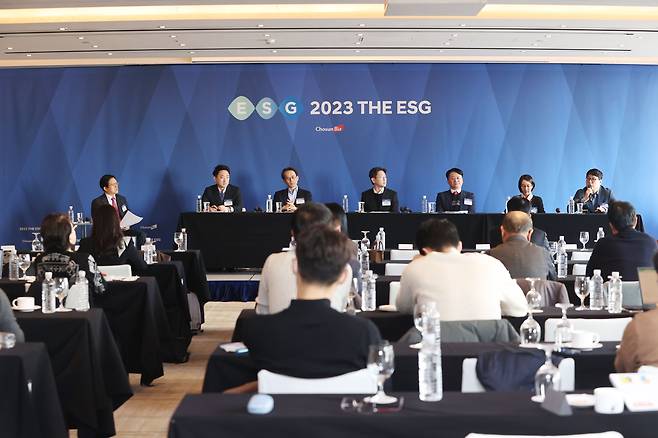 조선비즈가 12월 5일 서울 소공동 웨스틴 조선호텔에서 개최한 ‘2023 THE ESG 포럼’에 참석한 패널 토론자들이 ESG 공시의 준비 방안에 대해 논의하고 있다. 왼쪽부터 한종수 이화여자대학교 교수, 이상원 금융위원회 공정시장과 사무관, 황정환 KPMG삼정 회계법인 파트너, 권세원 이화여자대학교 교수, 윤철민 대한상공회의소 ESG 경영실장, 고은해 서스틴베스트 리서치&IT본부장, 권성식 한국표준협회 ESG 경영센터장. /조선비즈