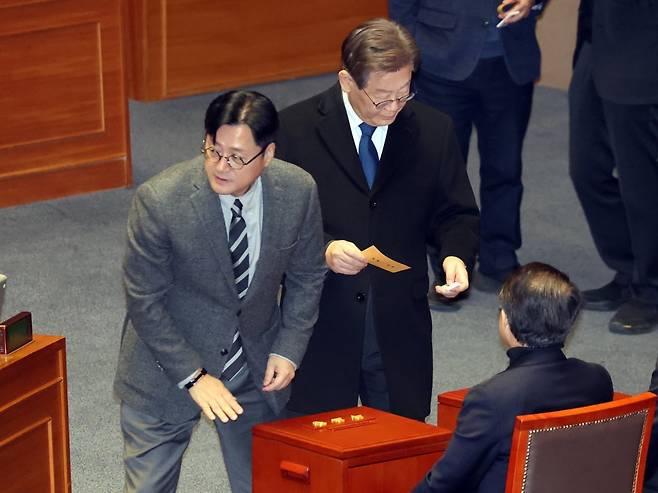 더불어민주당 이재명 대표와 홍익표 원내대표(왼쪽)가 12월 1일 오후 열린 국회 본회의에서 검사 탄핵 소추안에 투표하는 모습. 민주당이 당론으로 발의한 검사 2명에 대한 탄핵소추안은 이날 국민의힘 의원들의 불참 속에 사실상 단독 처리됐다. 동아일보 DB