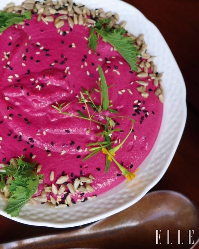 호텔의 웰니스 전문가 타냐 (tania.balasch)가 차려준 핑크 후무스. 빌라 타입 객실에 머문다면 프라이빗 셰프의 음식을 맛볼 수도 있다.