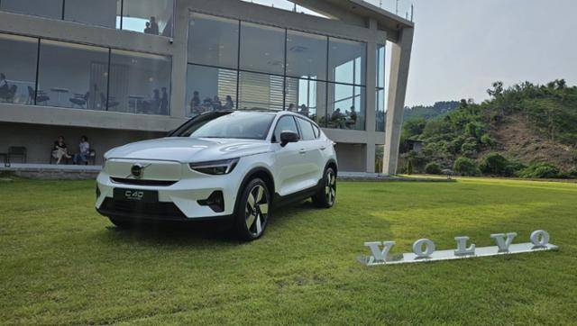 9월 강원 강릉시 한 카페에 전시돼 있는 볼보 C40. 강릉=김형준 기자