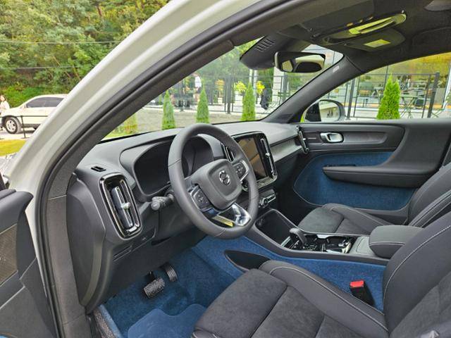 9월 강원 강릉시 한 카페에 전시돼 있는 볼보 C40 내부. 강릉=김형준 기자