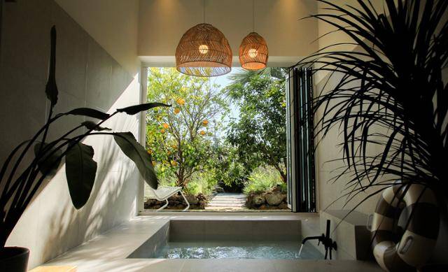 세화리 마을 숙소 '월랑소운'의 한라산뷰 욕조(자쿠지). 제주관광공사 제공