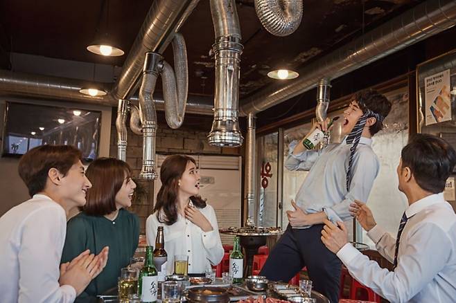 술에 취하면 청력이 저하되면서 자신의 목소리를 크게 내게 된다./사진=게티이미지뱅크