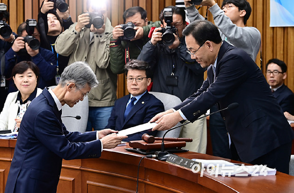 조희대 대법원장 후보자가 5일 서울 여의도 국회에서 열린 대법관 임명동의에관한 인사청문에서 선서문을 주호영 위원장에게 전달하고 있다. [사진=곽영래 기자]