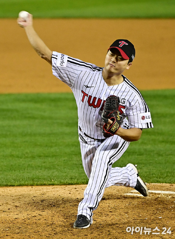 7일 오후 서울 송파구 잠실야구장에서 '2023 KBO 포스트시즌' LG 트윈스와 KT 위즈의 한국시리즈 1차전 경기가 열렸다. 9회초 LG 고우석이 역투하고 있다. [사진=곽영래 기자]