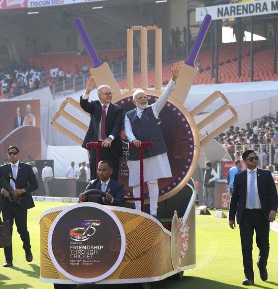 올 3월 나렌드라 모디 인도 총리(오른쪽에서 두번째)와 앤서니 알바니스 호주 총리가 양국 크리켓 경기 전에 나렌드라모디 스타디움에 등장하고 있다. AP=연합뉴스