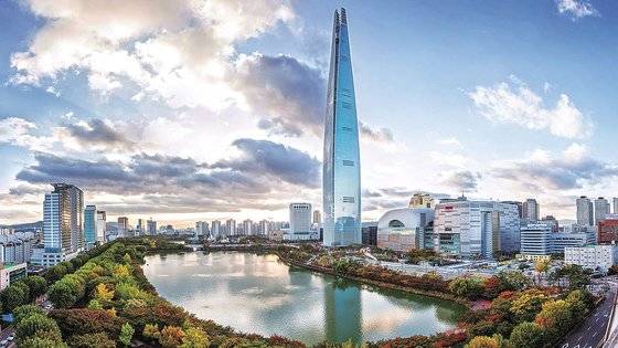 시그니엘이 들어서 있는 123층 잠실 롯데월드타워. 중앙포토