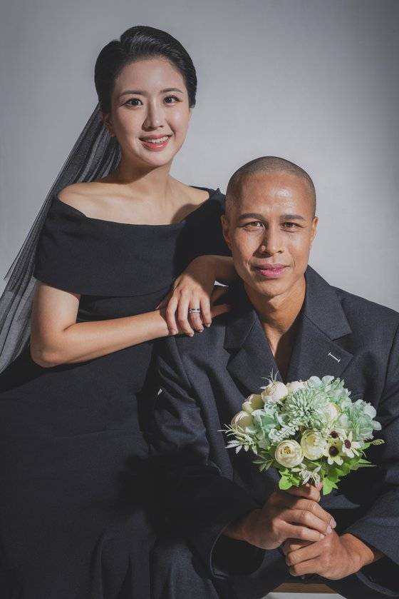 다문화 출신 축구선수 겸 패션모델 강수일이 9일 한 살 연하의 신부 김보련 씨와 화촉을 밝힌다. 사진 강수일