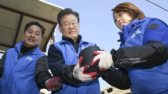 더불어민주당 이재명 대표가 4일 오전 서울 성북구 보국문로 주택가에서 연탄 나눔 봉사활동을 하고 있다. 연합뉴스