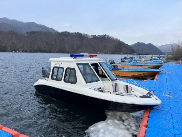 ▲ 양구 파로호·소양호 일대에 불법어로 차단과 효율적인 감시 체계 구축을 위한 지도·단속선이 뜬다. 지난 11월말 도입된 지도·단속선 모습.
