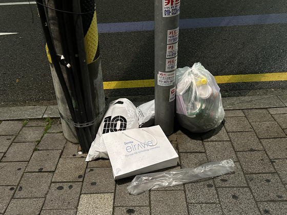 Trash piled alongside the road in Sangam-dong in Mapo District, western Seoul [SHIN MIN-HEE]