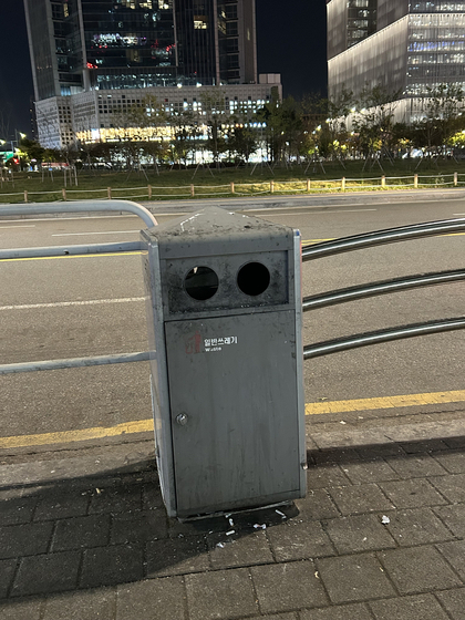 A public trash bin near Yongsan Station in central Seoul [SHIN MIN-HEE]