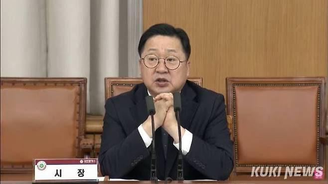 6일 이장우 대전시장이 12월 확대간부회의를 주재하고 있다. 생방송 갈무리