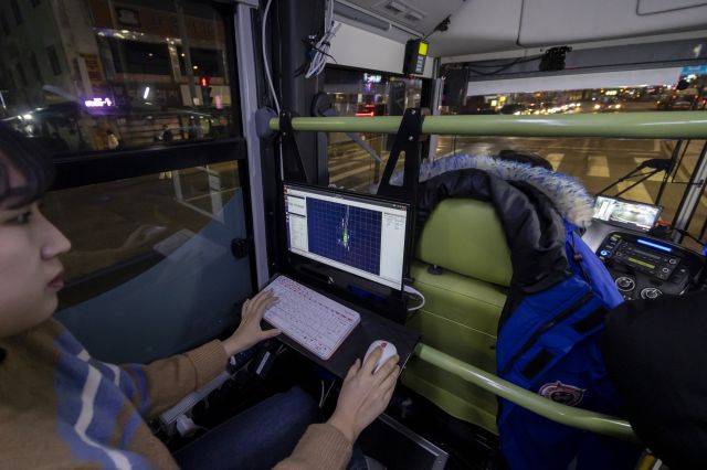 심야 자율주행버스 ‘A21’번이 지난 4일 밤 서울 동대문역 인근에서 운행되고 있다. 연합뉴스