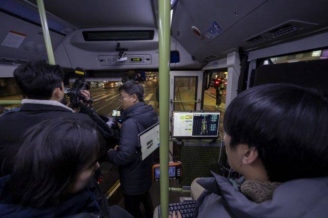 서울 동대문역 인근에서 지난 4일 밤 승객들이 심야 자율주행버스 ‘A21’번에 탑승하고 있다. 연합뉴스