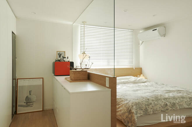 유리 파티션으로 침대와 드레스 룸 공간을 효과적으로 분리한 침실.