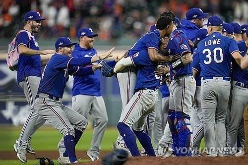 월드시리즈 우승을 차지한 텍사스 레인저스 선수들이 기뻐하고 있다.