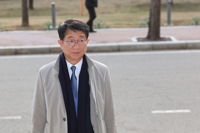박상우 국토교통부 장관 후보자가 5일 정부과천청사에 마련된 인사청문회 준비 사무실로 첫 출근을 하고 있다. [사진 출처=연합뉴스]