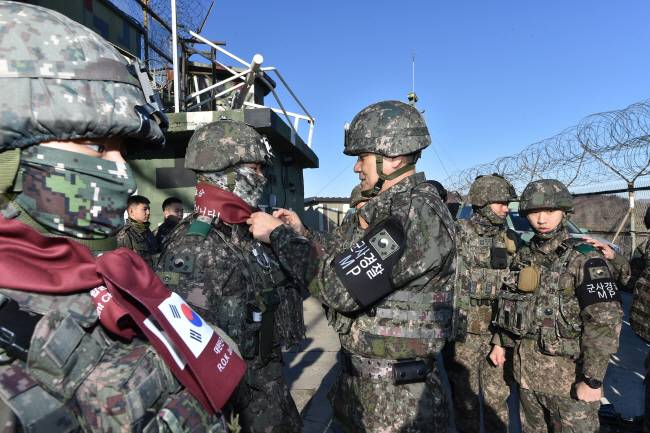 ‘군사경찰 MP’ 완장을 찬 김명수 합참의장이 지난달 30일 동부전선 최전방 GP를 방문해 임무완수에 여념이 없는 장병들을 격려하고 있다.  합참 제공