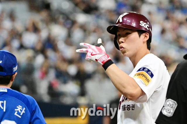 2023년 10월 10일 서울 고척스카이돔에서 진행된 '2023 신한은행 SOL KBO리그' 삼성-키움과의 경기. 키움 김혜성이 4회말 2사 만루에서 2타점 적시타를 때린 뒤 기뻐하고 있다./마이데일리