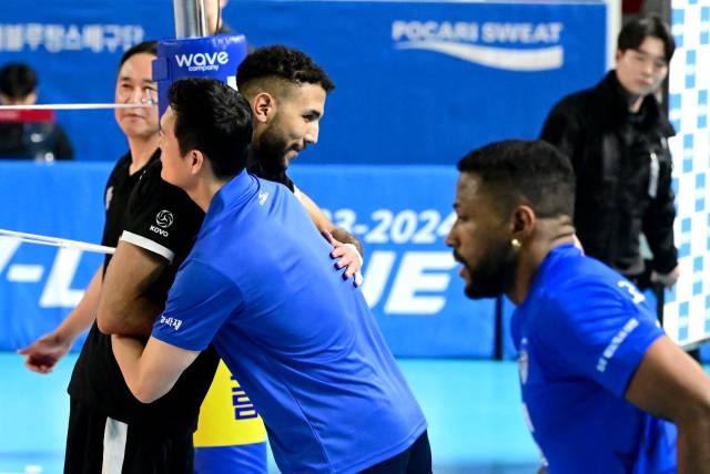 경기 후 삼성화재 김상우 감독과 포옹하는 현대캐피탈 아흐메드 / KOVO(한국배구연맹)