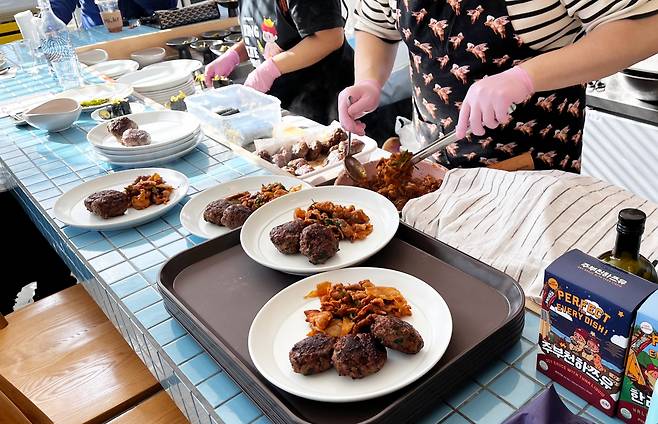 한라식품 팝업스토어에서 참치액으로 만든 떡갈비와 제육복음이 준비되고 있다. [한라식품 제공]