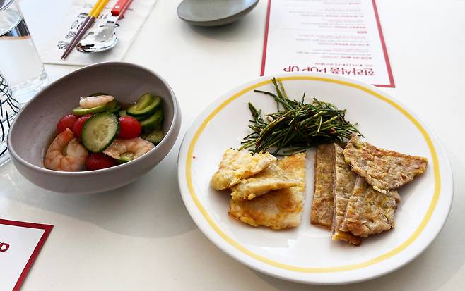 ‘토마토 새우 샐러드’ · ‘두 가지 전과 부추무침’ [한라식품 제공]