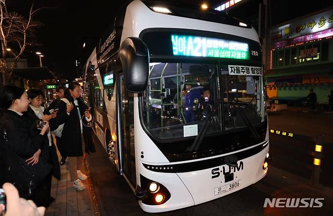 [서울=뉴시스] 최진석 기자 = 4일 서울 종로구 동대문역.흥인지문 버스정류장으로 '심야A21번' 심야자율버스가 도착하고 있다. 2023.12.05. myjs@newsis.com
