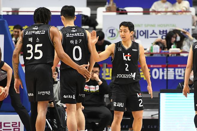 kt 허훈과 하윤기, 패리스 배스. KBL 제공